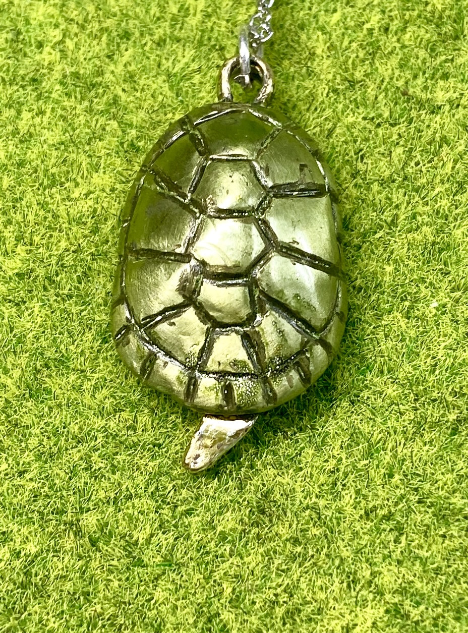 亀甲羅尻尾付きペンダントネックレス　ミドリガメ風
