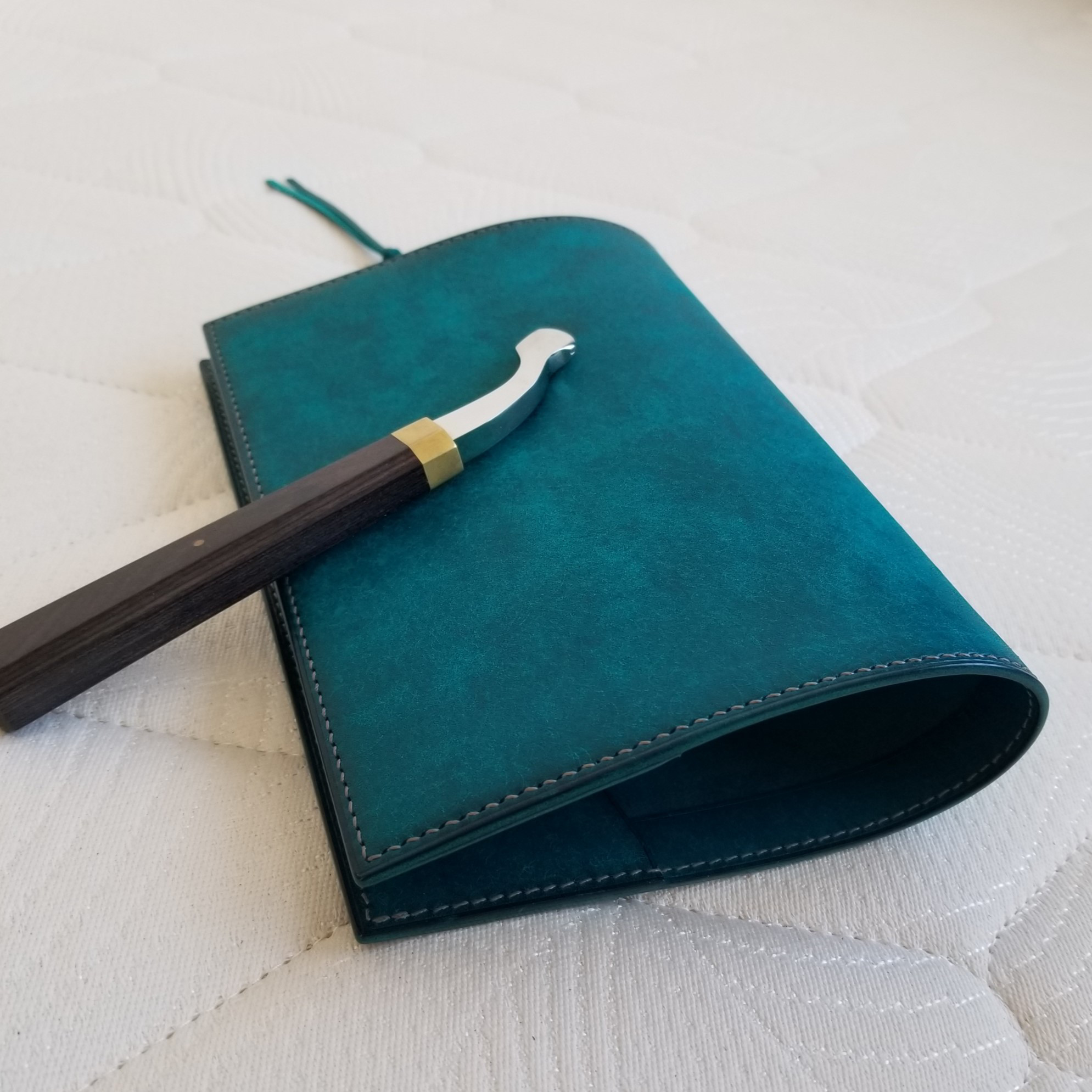 『レザーそのものを楽しめる手縫いのブックカバー（ターコイズ）単行本』（イタリア産レザー　マルゴー）