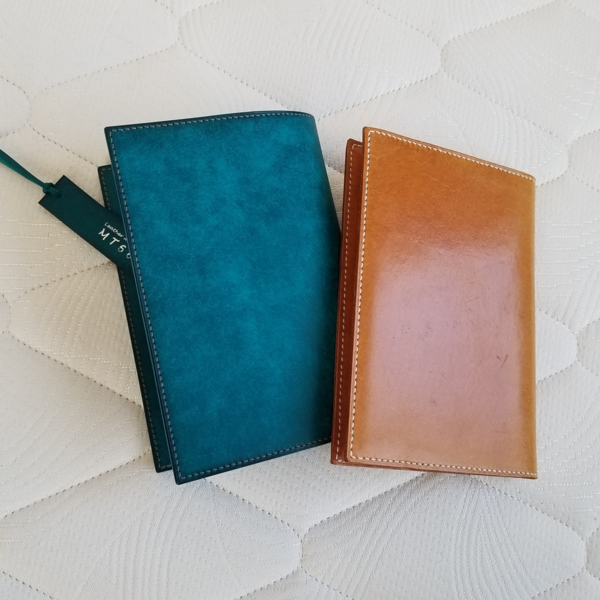 『レザーそのものを楽しめる手縫いのブックカバー（ターコイズ）単行本』（イタリア産レザー　マルゴー）