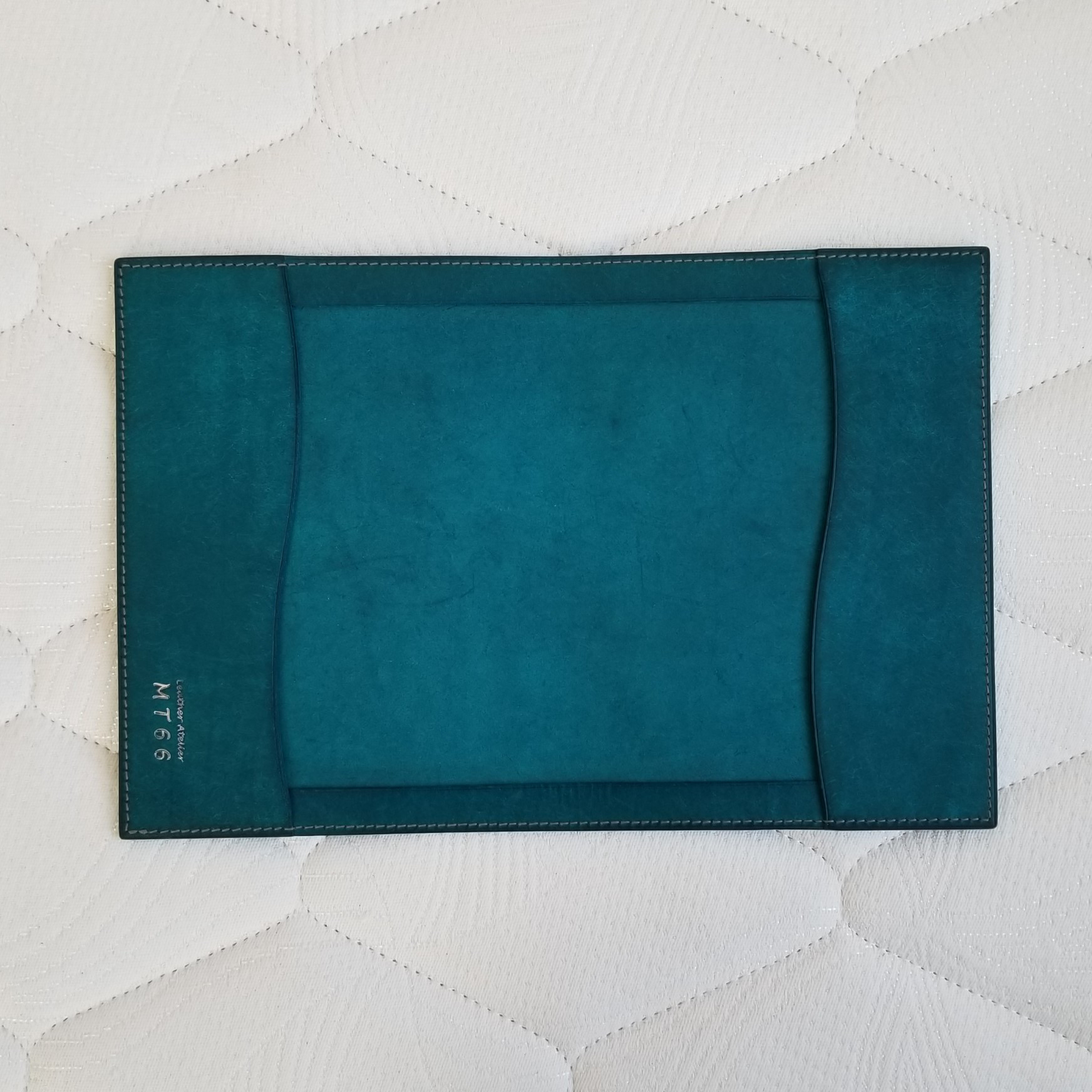 『レザーそのものを楽しめる手縫いのブックカバー（ターコイズ）単行本』（イタリア産レザー　マルゴー）