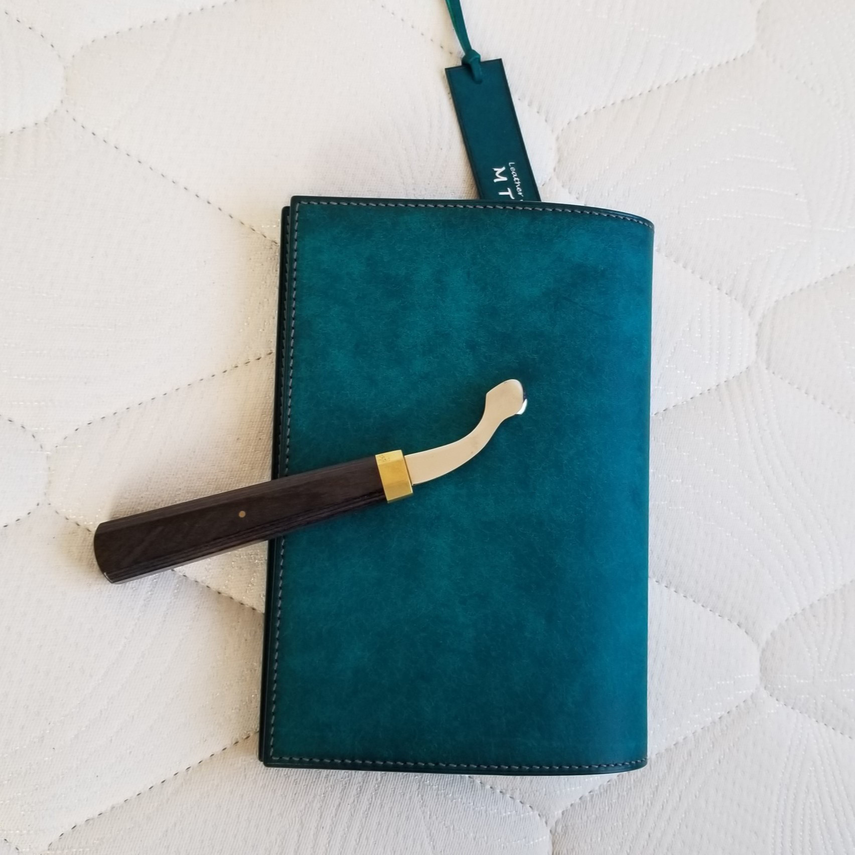 『レザーそのものを楽しめる手縫いのブックカバー（ターコイズ）単行本』（イタリア産レザー　マルゴー）