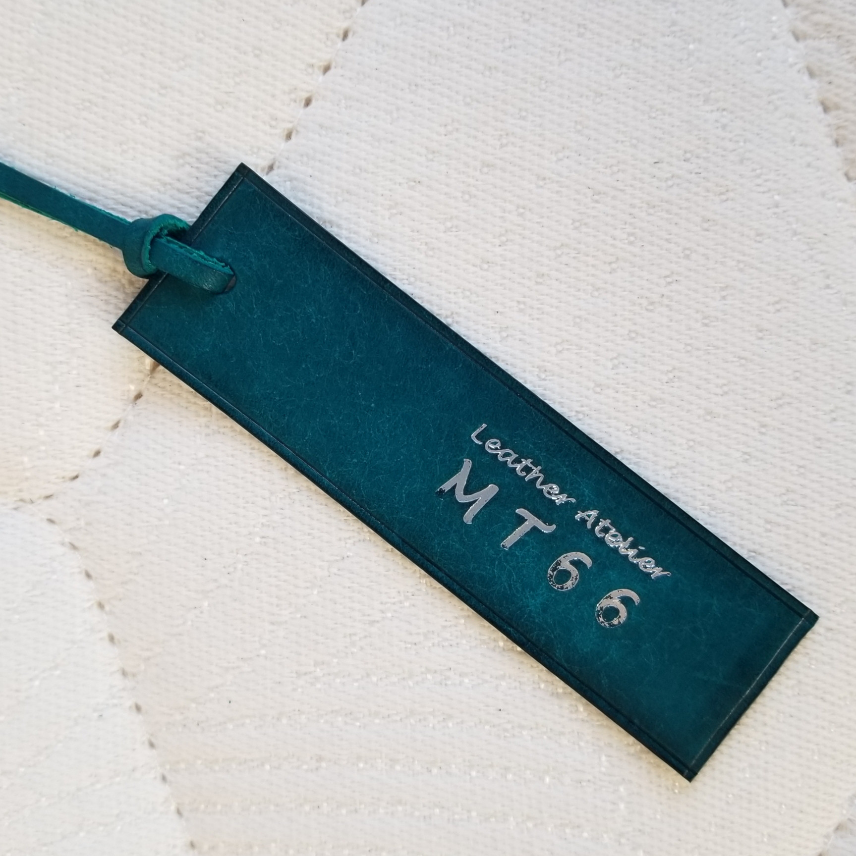 『レザーそのものを楽しめる手縫いのブックカバー（ターコイズ）単行本』（イタリア産レザー　マルゴー）