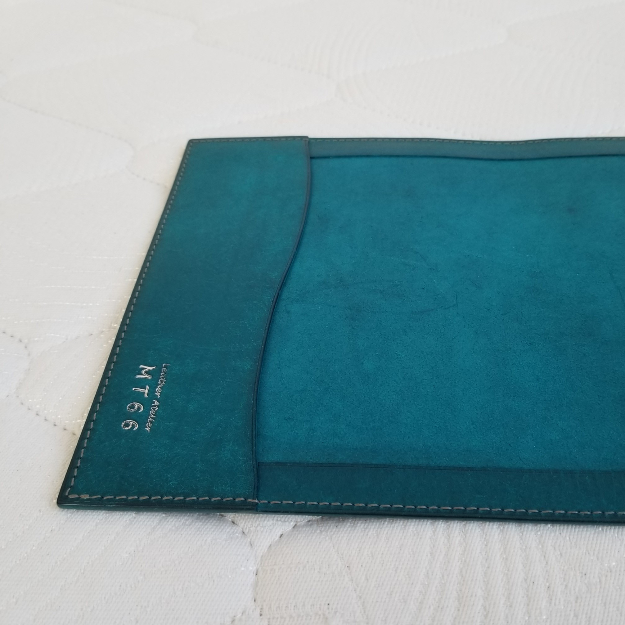 『レザーそのものを楽しめる手縫いのブックカバー（ターコイズ）単行本』（イタリア産レザー　マルゴー）