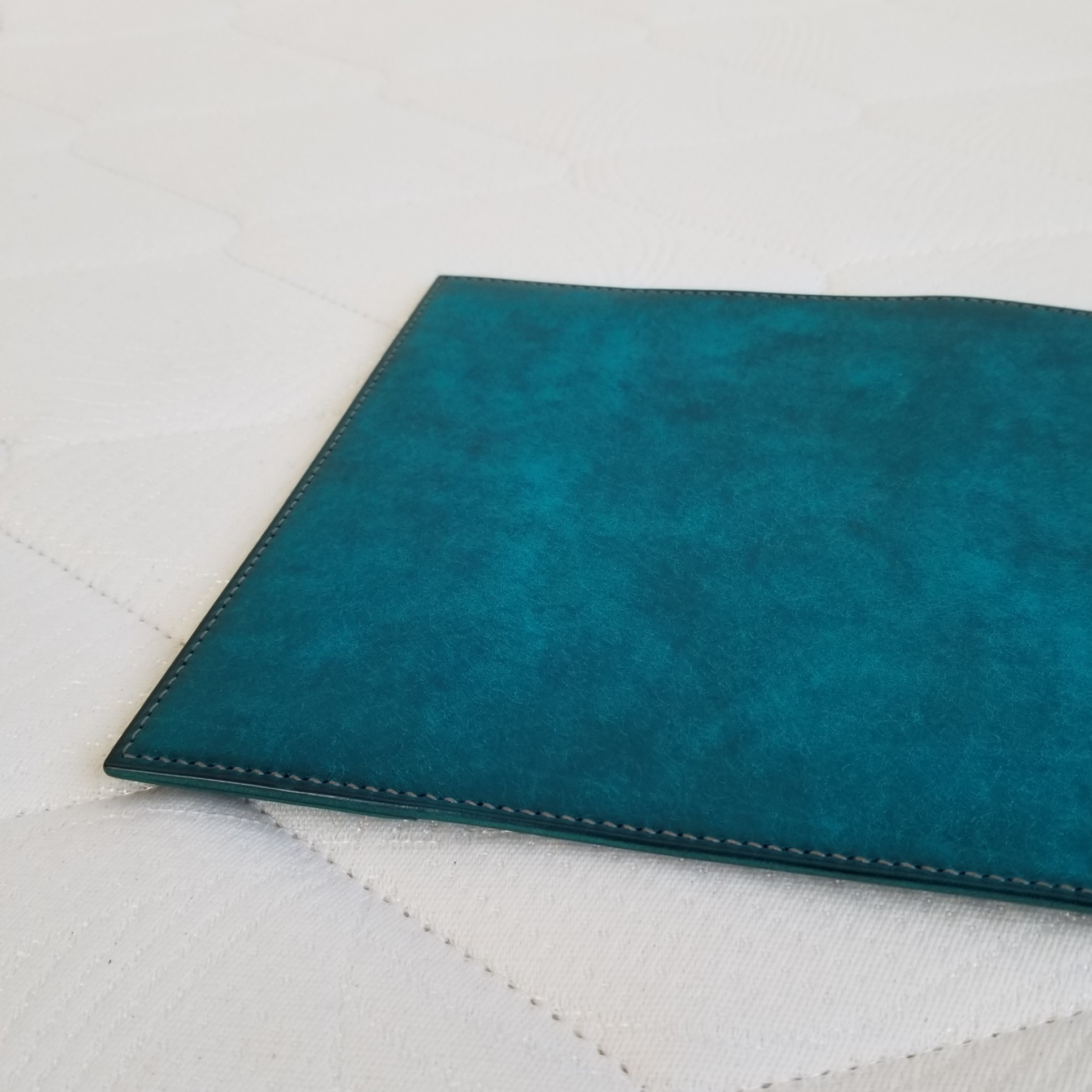 『レザーそのものを楽しめる手縫いのブックカバー（ターコイズ）単行本』（イタリア産レザー　マルゴー）