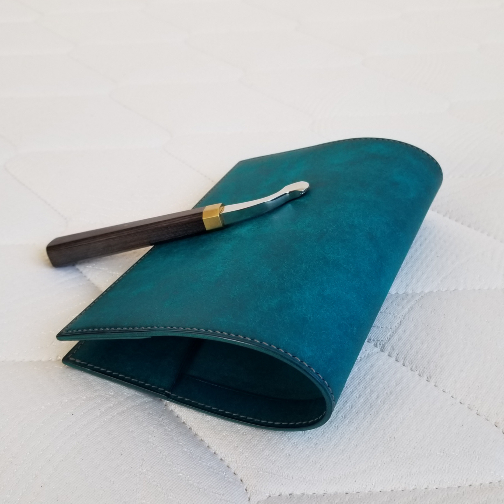 『レザーそのものを楽しめる手縫いのブックカバー（ターコイズ）単行本』（イタリア産レザー　マルゴー）