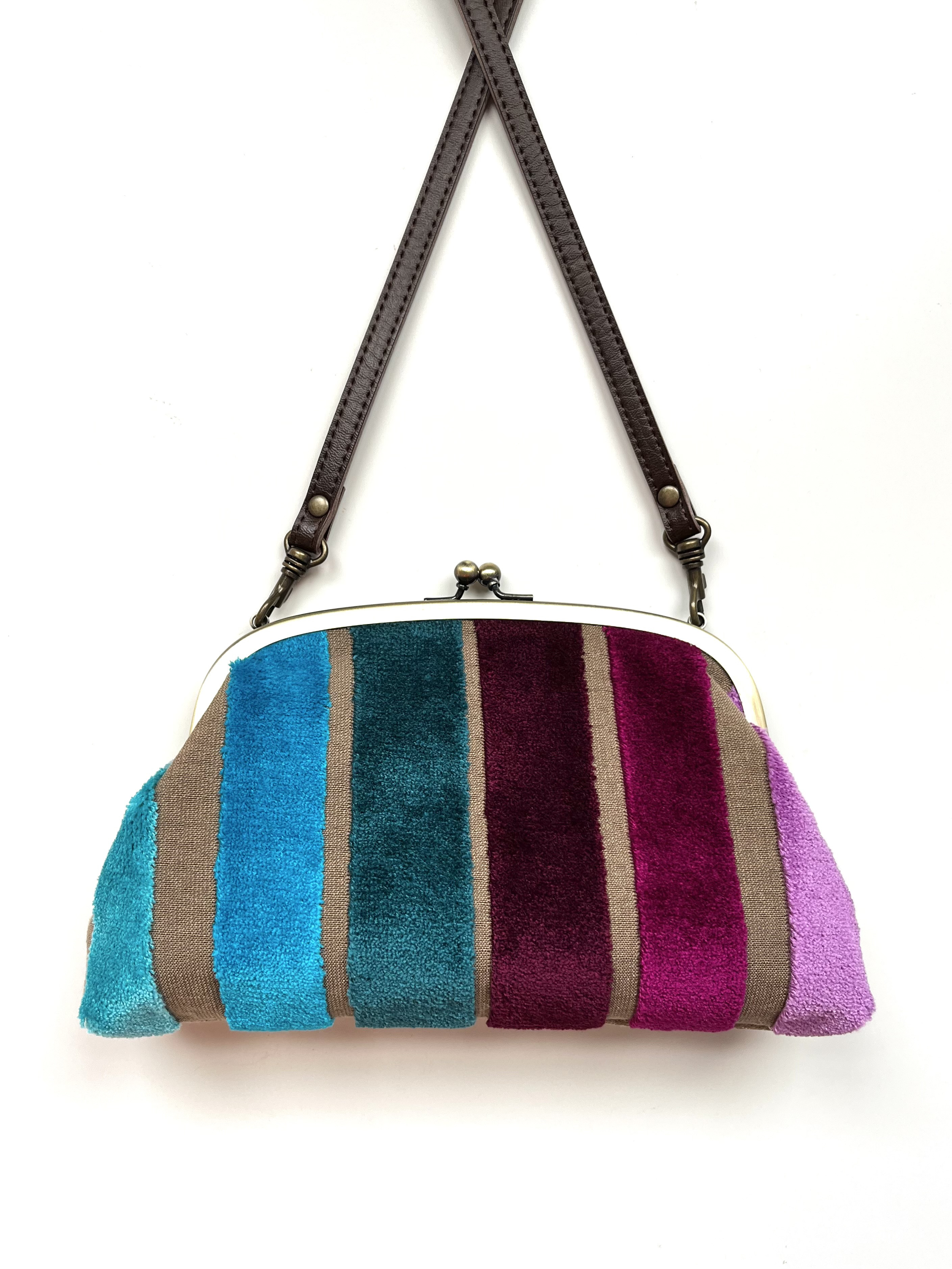 大胆なストライプが断然目を惹く　ブルーグラデーション２wayポーチバッグ