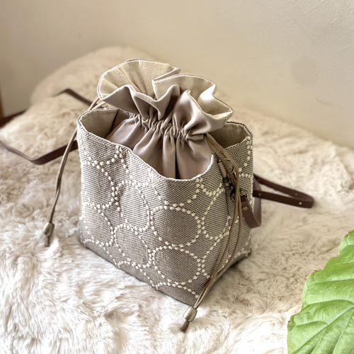 ⚮̈ミナペルホネン tambourine ベージュ ネリオバッグ あおり巾着