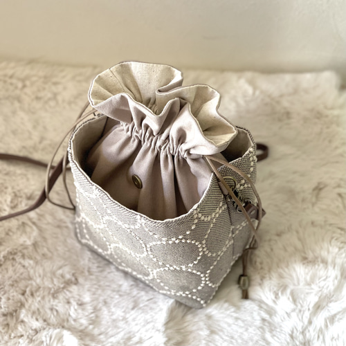 ⚮̈ミナペルホネン tambourine ベージュ ネリオバッグ あおり巾着