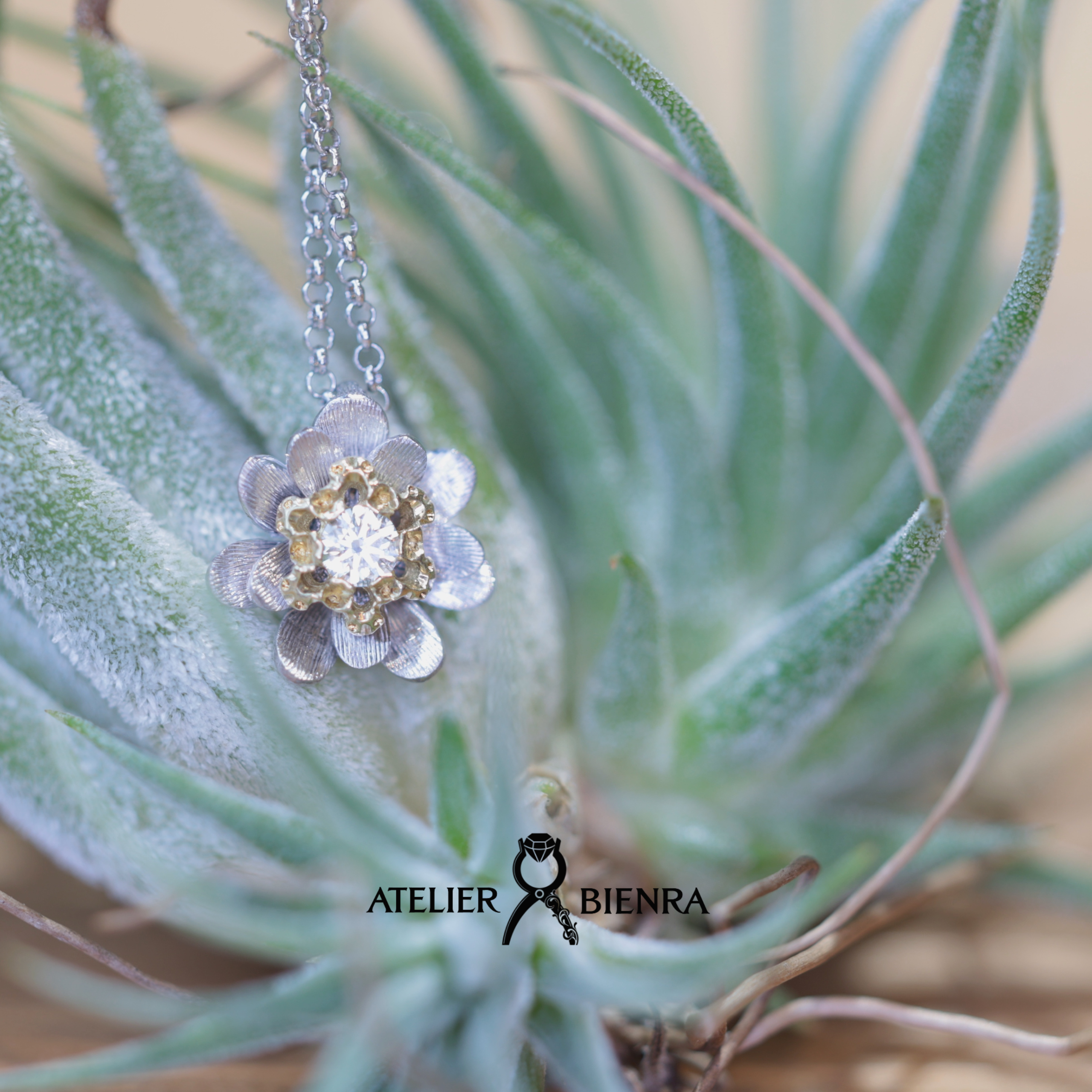 ダイヤネックレス　花モチーフ　K18WG／Ｋ１８　0.07ct