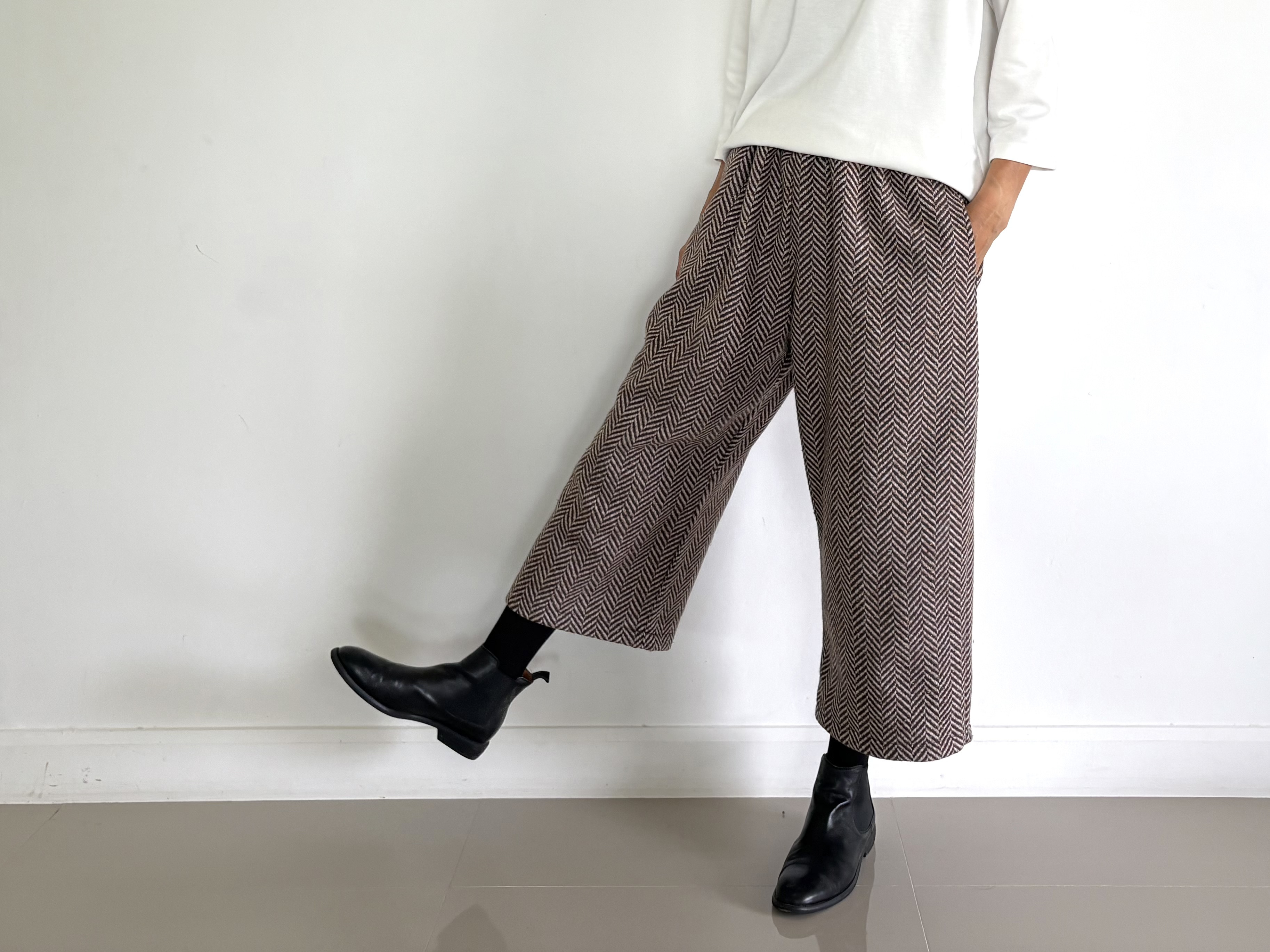 【今年も追加販売決定】ツイードヘリンボーンウールで作り出す暖かワイドパンツ。ブラウン色