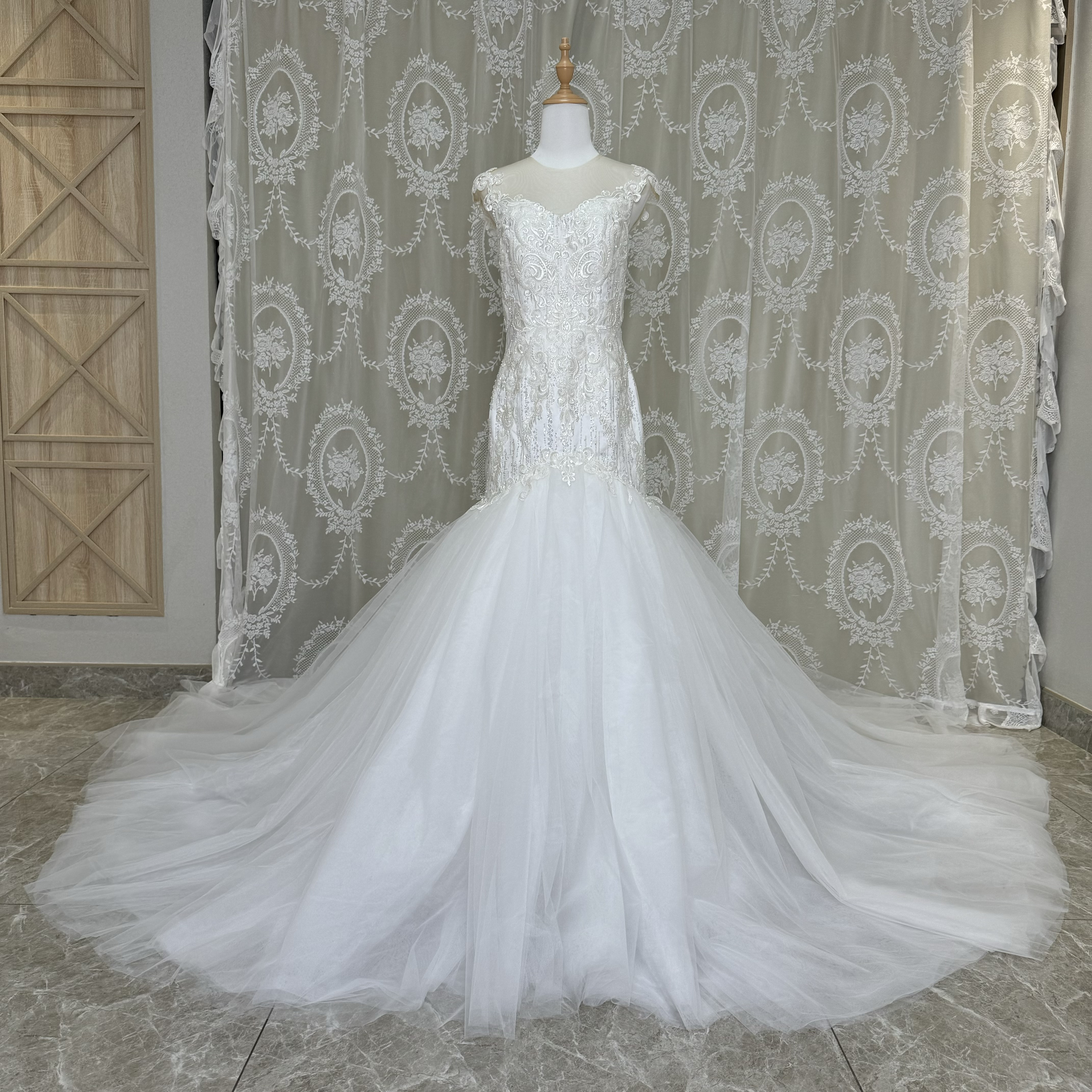 ベストセラー獲得！白　イリュージョン　vネック　背中空き　セクシー　優雅なレース　マーメイドドレス　ストーンオーダー可能