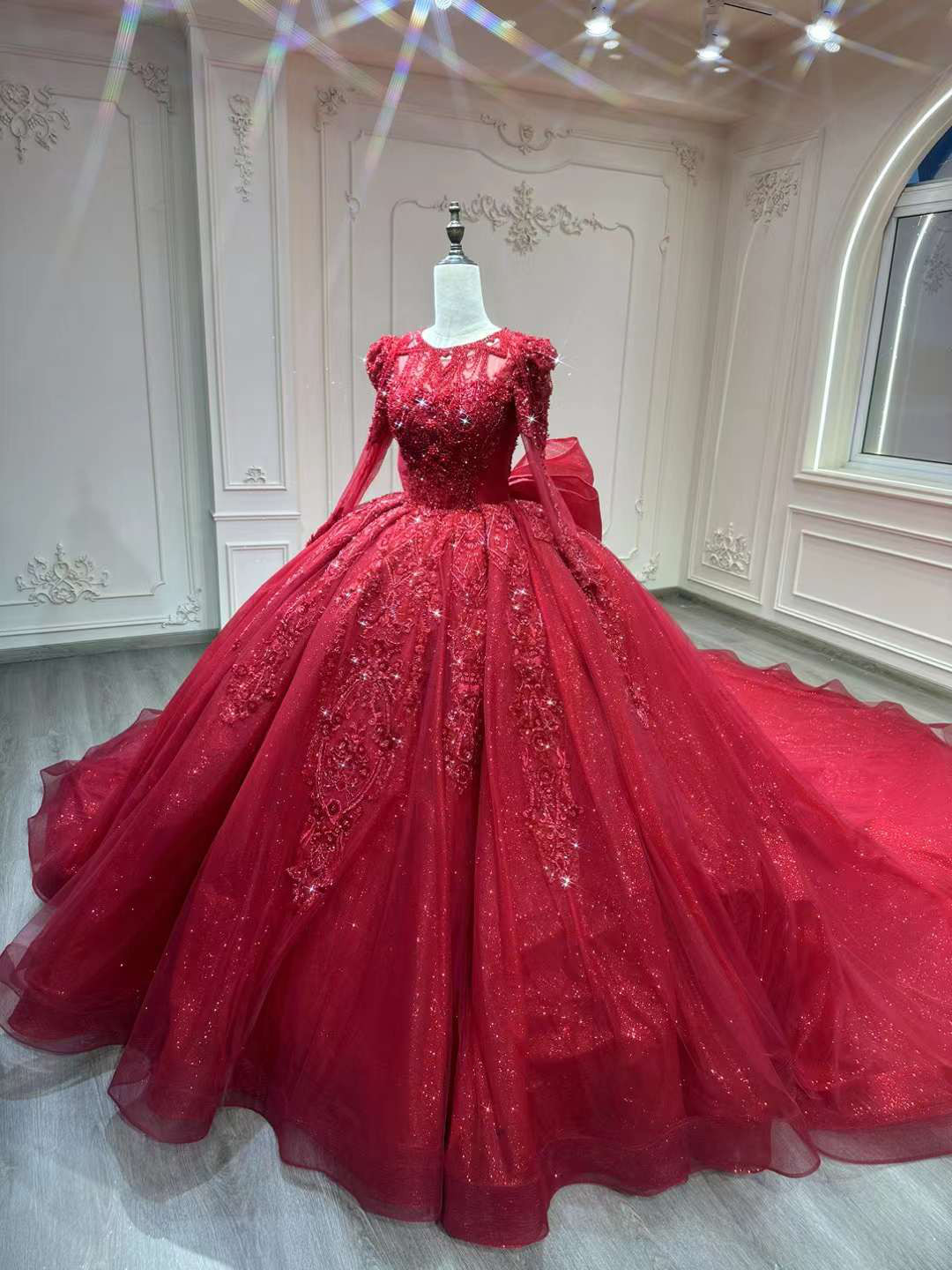 高級感溢れる！バックリボン　華やかなトレーン　ボールド紅色　ストーン　キラキラウェディングドレス　ベール付き冬婚秋婚春婚