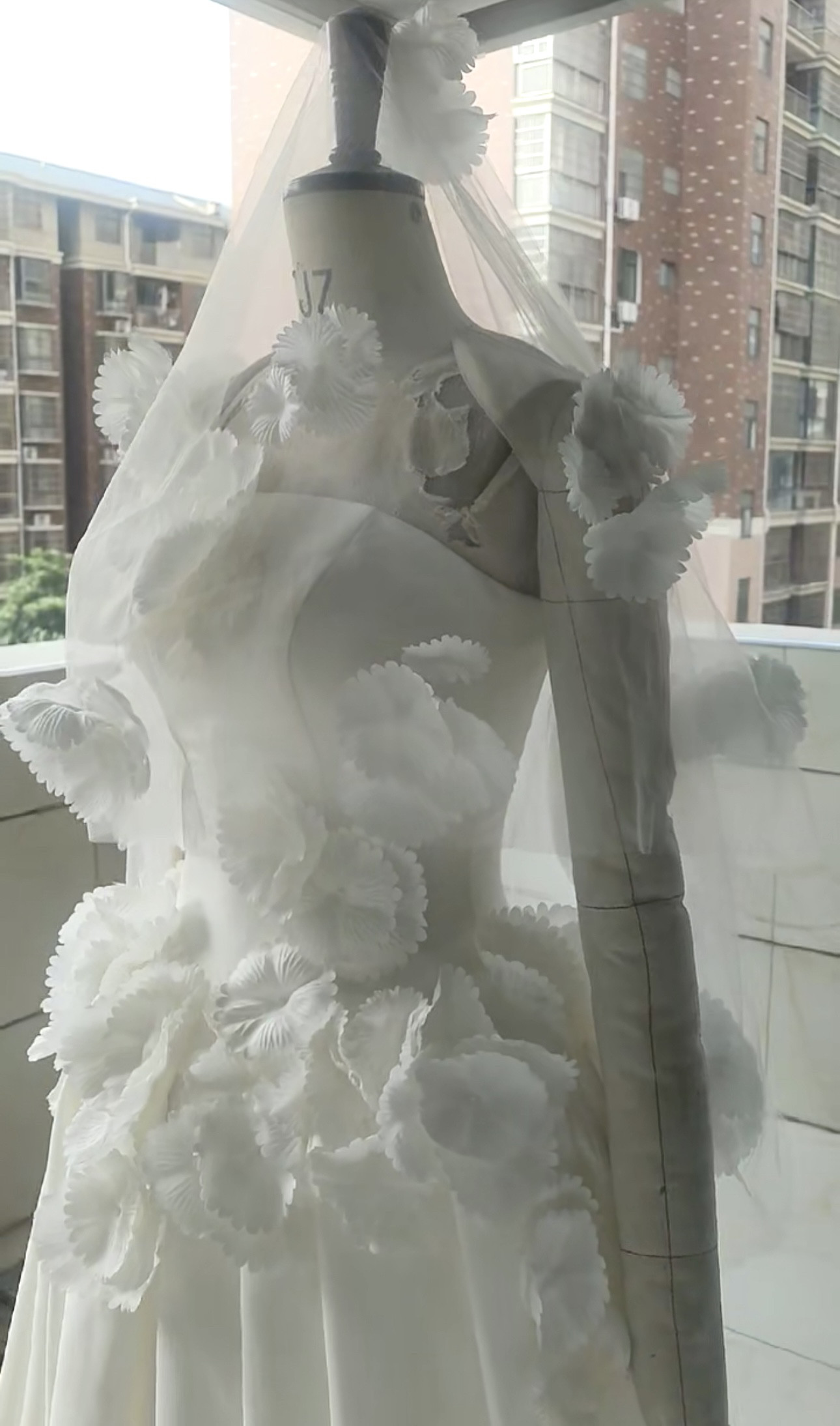 今すぐに買う！オフホワイト　お花飾り　チューブトップ　袖なし　プリンセスライン　オーダーサイズ　結婚式花嫁お呼ばれ二次会