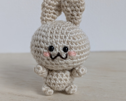 あみぐるみ うさぎさん ベージュ べにほっぺ キーホルダー