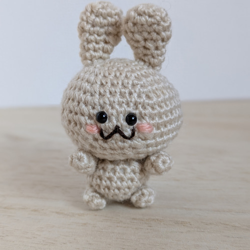 あみぐるみ うさぎさん ベージュ べにほっぺ キーホルダー