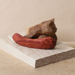 「スノーボードでカービングターンする猫」木彫り 木製 ネコの置物（木材：山桜など）（No.N0050） 5枚目の画像