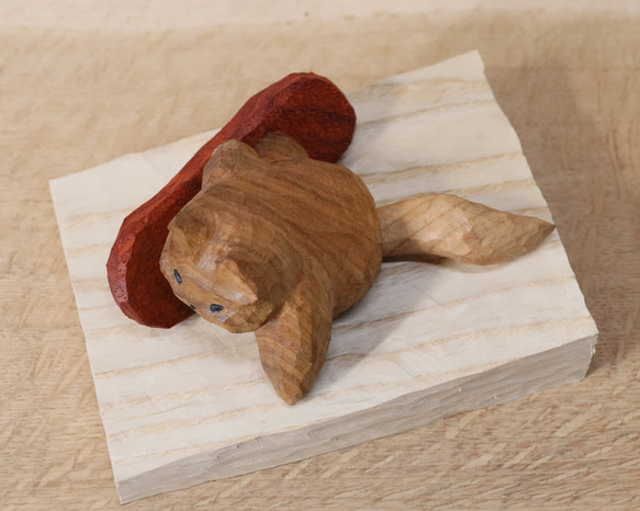 「スノーボードでカービングターンする猫」木彫り 木製 ネコの置物（木材：山桜など）（No.N0050） 10枚目の画像