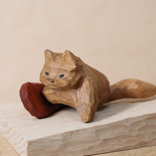 スノーボードでカービングターンする猫」木彫り 木製 ネコの置物（木材