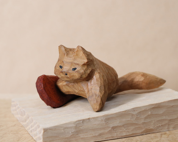 「スノーボードでカービングターンする猫」木彫り 木製 ネコの置物（木材：山桜など）（No.N0050） 1枚目の画像