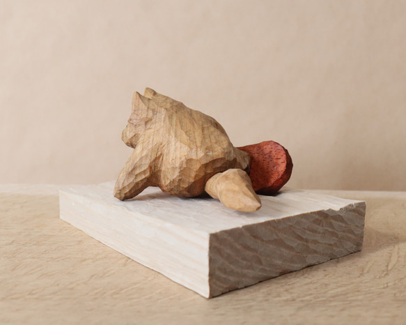 「スノーボードでカービングターンする猫」木彫り 木製 ネコの置物（木材：山桜など）（No.N0050） 9枚目の画像