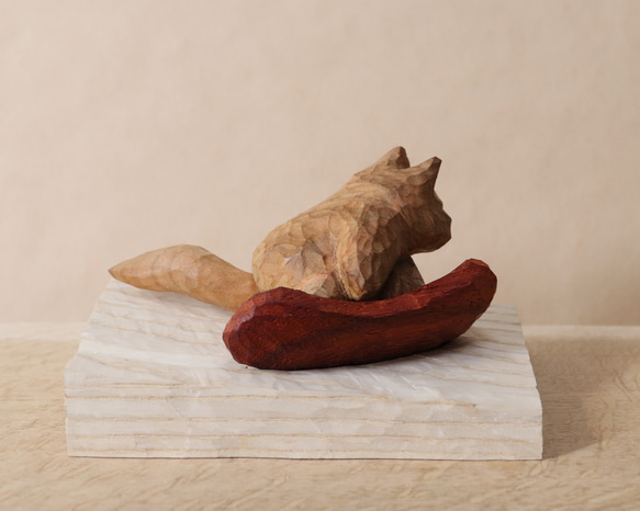 「スノーボードでカービングターンする猫」木彫り 木製 ネコの置物（木材：山桜など）（No.N0050） 6枚目の画像