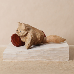 「スノーボードでカービングターンする猫」木彫り 木製 ネコの置物（木材：山桜など）（No.N0050） 2枚目の画像