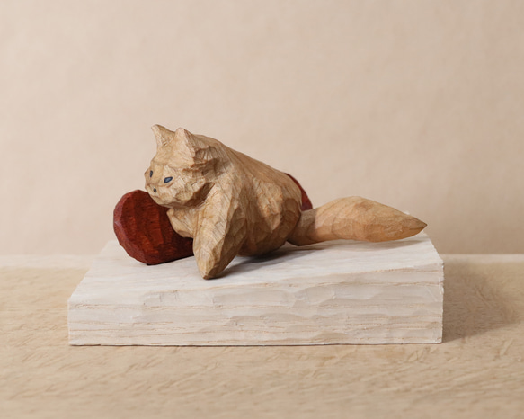 「スノーボードでカービングターンする猫」木彫り 木製 ネコの置物（木材：山桜など）（No.N0050） 2枚目の画像