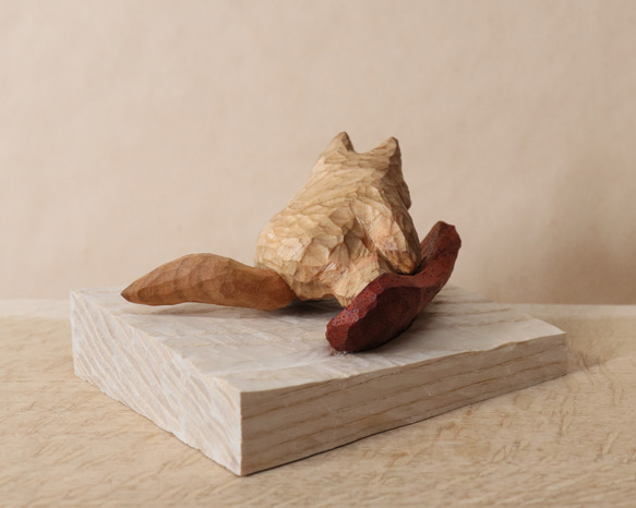 「スノーボードでカービングターンする猫」木彫り 木製 ネコの置物（木材：山桜など）（No.N0050） 7枚目の画像