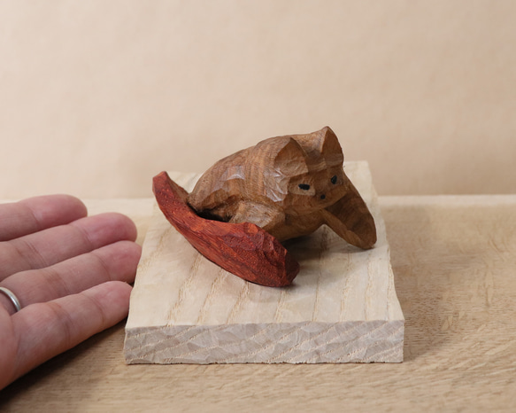 「スノーボードでカービングターンする猫」木彫り 木製 ネコの置物（木材：山桜など）（No.N0050） 17枚目の画像