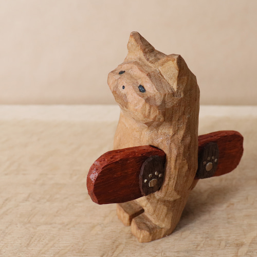 スノーボードの板を抱えて雪を待つ猫」木彫り 木製 ネコの置物（木材