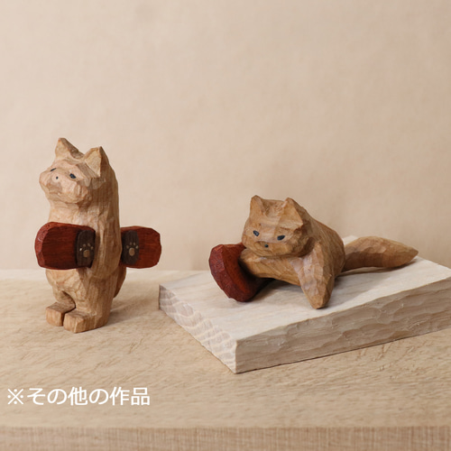 スノーボードの板を抱えて雪を待つ猫」木彫り 木製 ネコの置物（木材