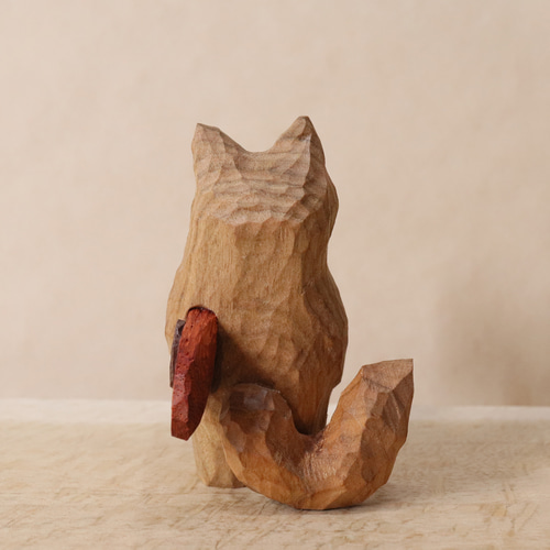 スノーボードの板を抱えて雪を待つ猫」木彫り 木製 ネコの置物（木材