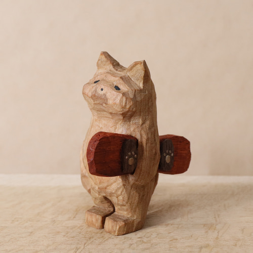 スノーボードの板を抱えて雪を待つ猫」木彫り 木製 ネコの置物（木材