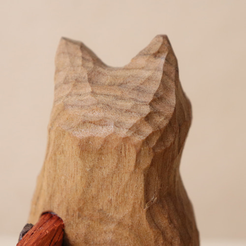 スノーボードの板を抱えて雪を待つ猫」木彫り 木製 ネコの置物（木材