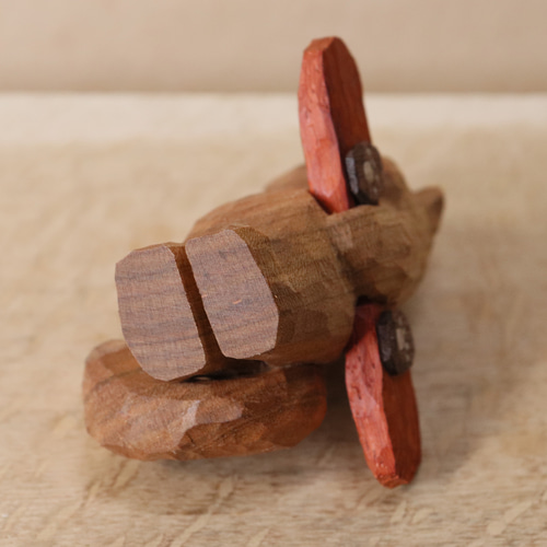 スノーボードの板を抱えて雪を待つ猫」木彫り 木製 ネコの置物（木材