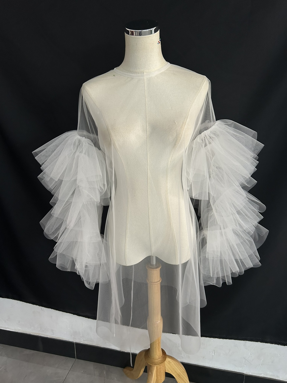 人気上昇！トップス オフホワイト ソフトチュール ラッフルフリル くるみボタン 前撮り