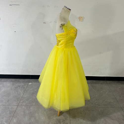 カラードレス イエロー ベアトップ キラキラ光る刺繍 ミニワンピース