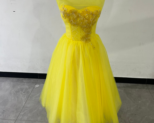 カラードレス イエロー ベアトップ キラキラ光る刺繍 ミニワンピース