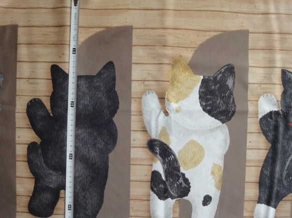 新品綿生地　HOME DECO 「壁からひょっこり猫たち 」 生地幅横110ｃｍ× 縦97cm　パネルカット 5枚目の画像