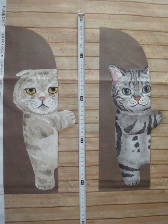 新品綿生地　HOME DECO 「壁からひょっこり猫たち 」 生地幅横110ｃｍ× 縦97cm　パネルカット 4枚目の画像