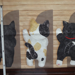 新品綿生地　HOME DECO 「壁からひょっこり猫たち 」 生地幅横110ｃｍ× 縦97cm　パネルカット 3枚目の画像