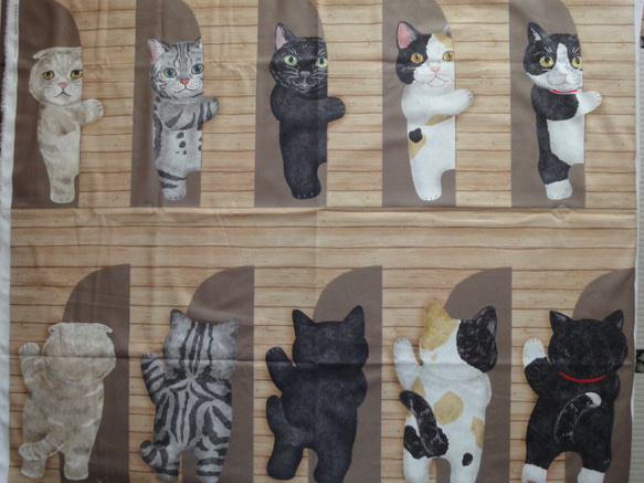 新品綿生地　HOME DECO 「壁からひょっこり猫たち 」 生地幅横110ｃｍ× 縦97cm　パネルカット 1枚目の画像
