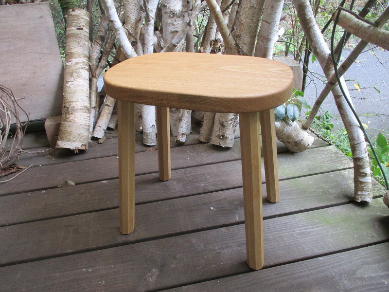 タモの楕円形のスツール