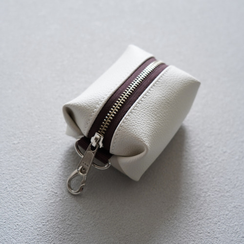 カバンに付けるポーチ バッグチャーム（ホワイト）スマホポーチ ミニ