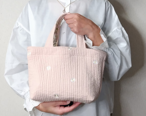 母の日に贈ろう 春色ピンクヌビバッグ マーガレット刺繍 プチサイズ