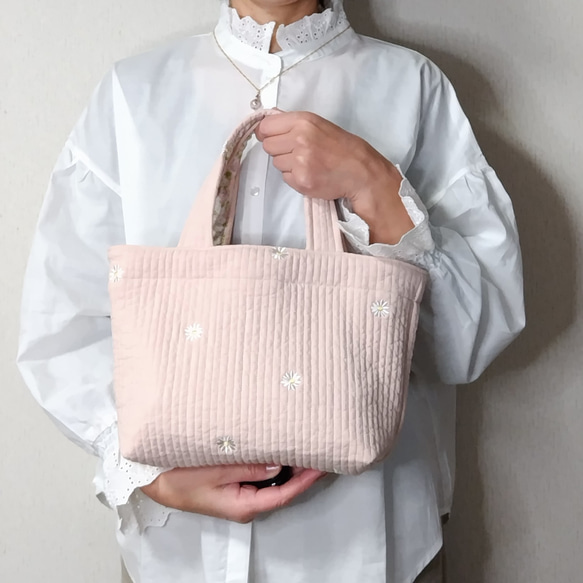 夏色大人可愛いピンクプチトートバッグ マーガレット刺繍ヌビキルト