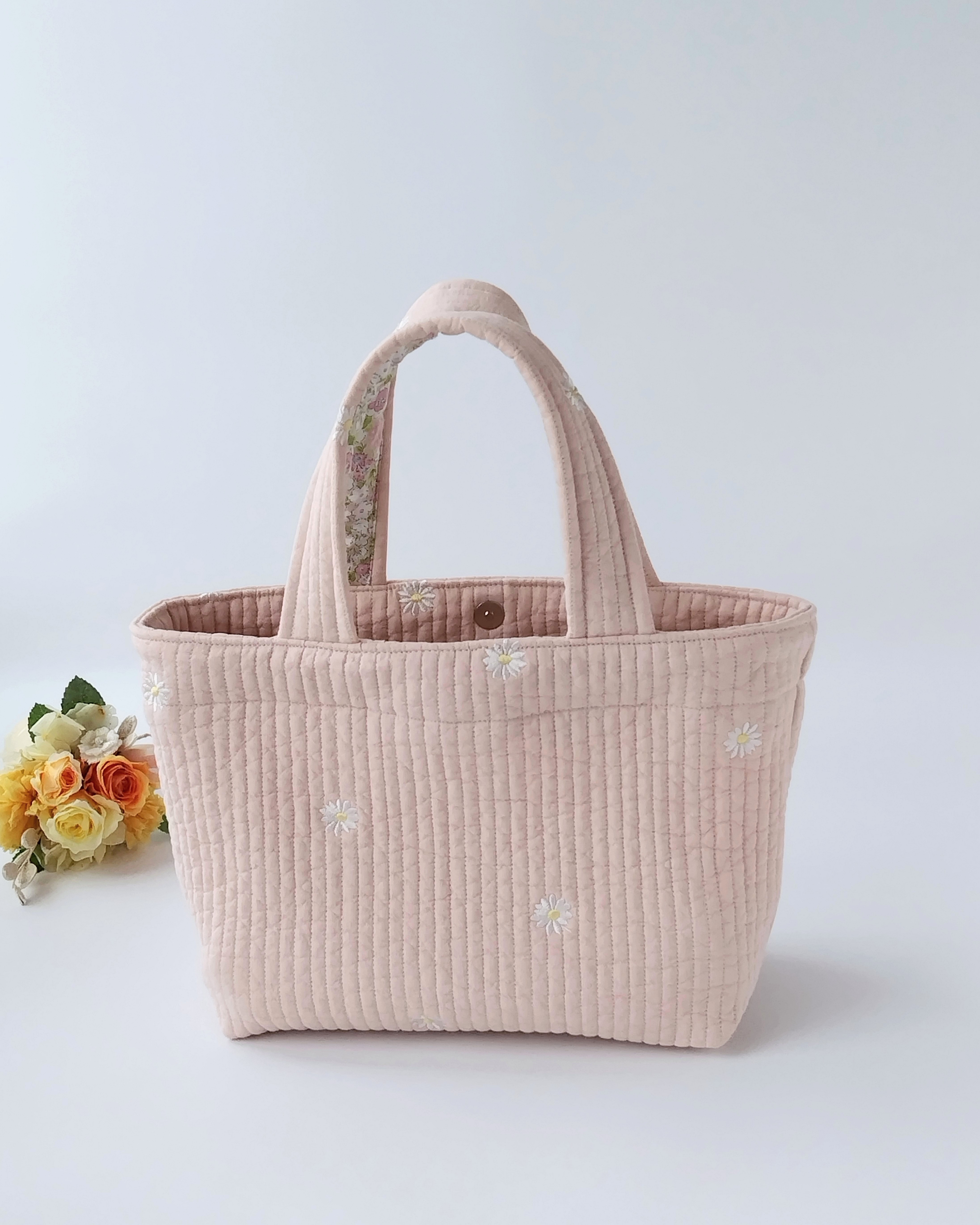 プチトートバッグ　韓国ヌビキルト　ピンク　マーガレット刺繍　サブバッグ　プレゼント用