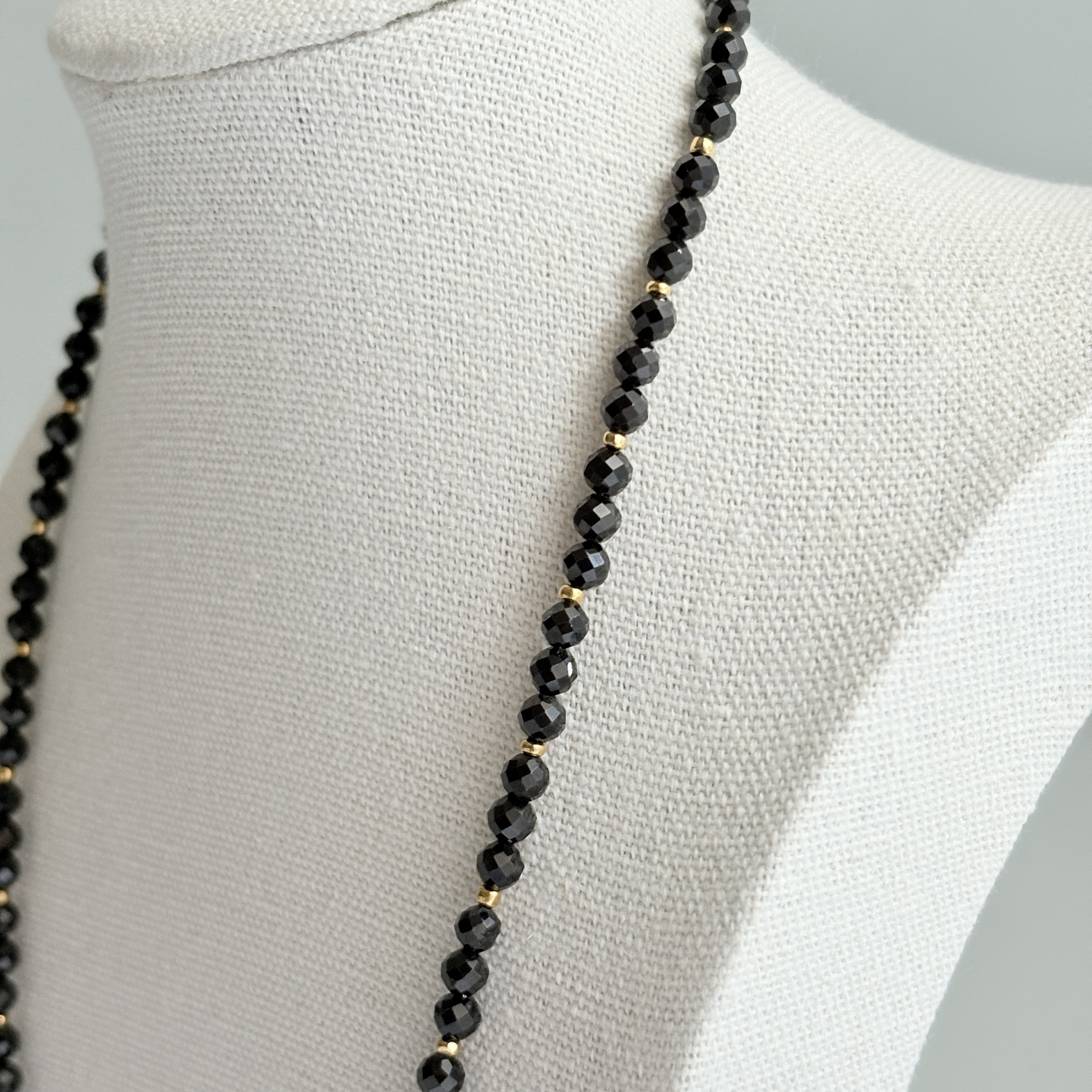 天然石ブラックスピネルと１８KGFビーズのネックレス