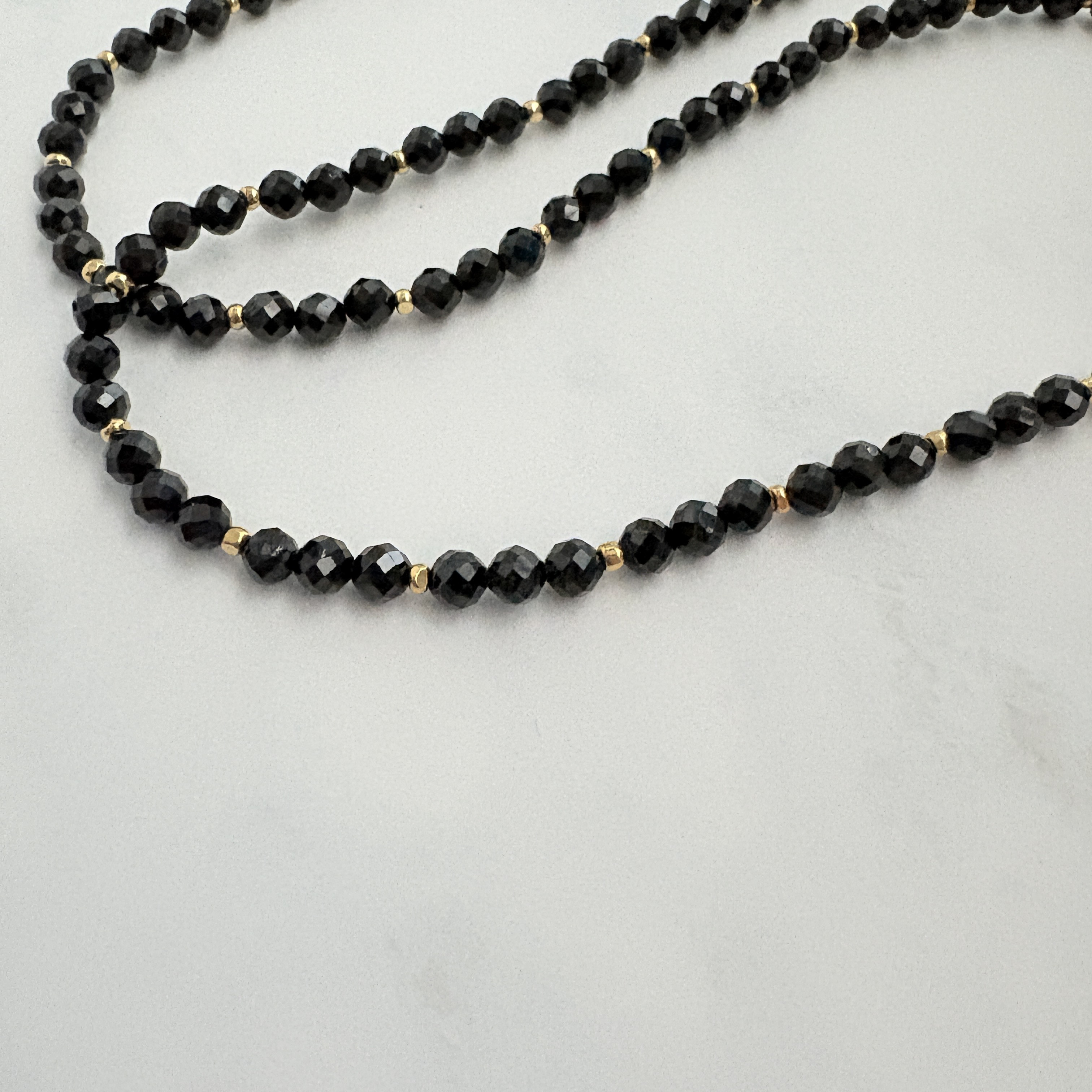 天然石ブラックスピネルと１８KGFビーズのネックレス