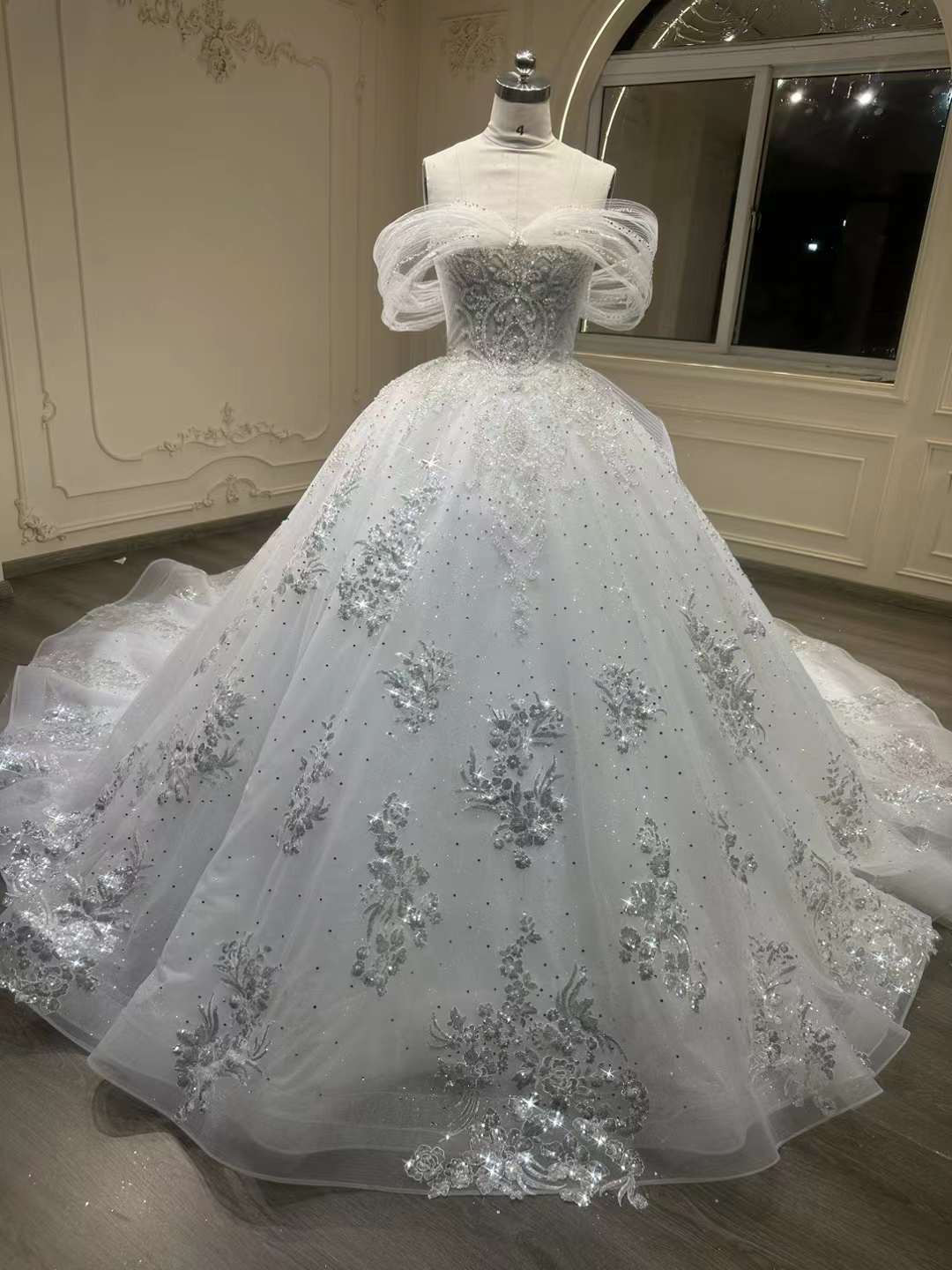 躊躇しない！オフショルダー　ホワイト　キラキラ　二の腕カバー　トレーン　ネックレス　ビジュー　上品なウェディングドレス